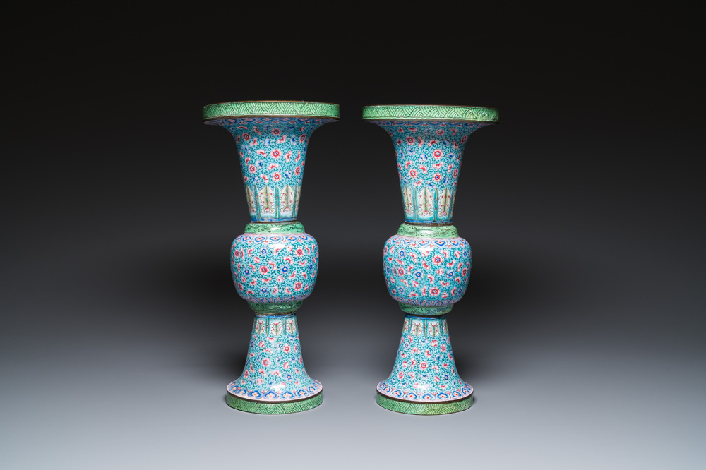 Paire de vases de forme 'gu' en &eacute;maux de Canton &agrave; d&eacute;cor floral, Chine, Qianlong