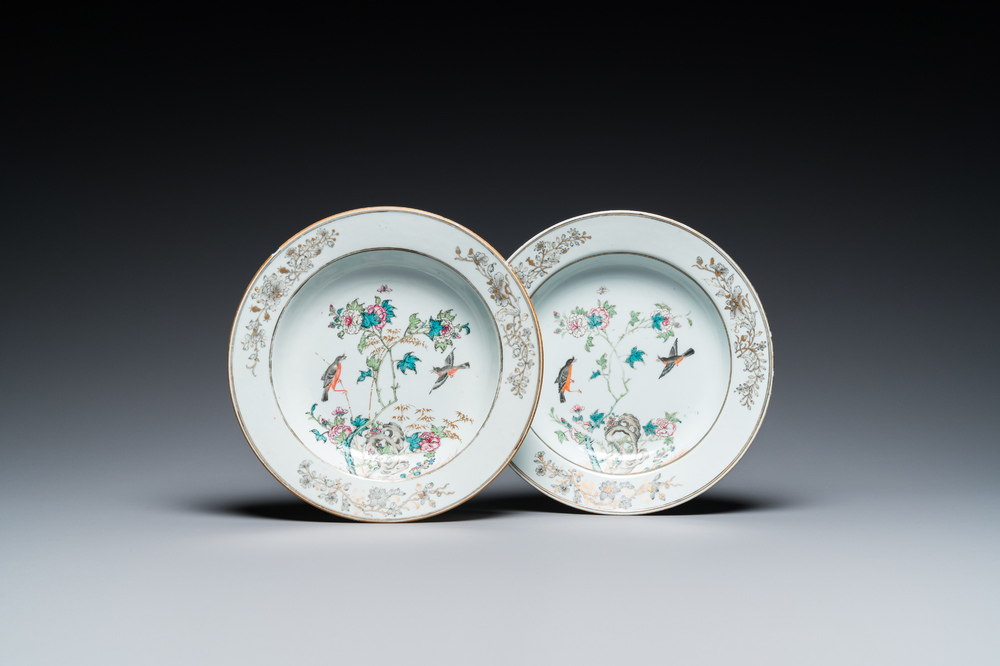 Een paar Chinese famille rose schotels met eksters bij pioenbloesems, Yongzheng/Qianlong