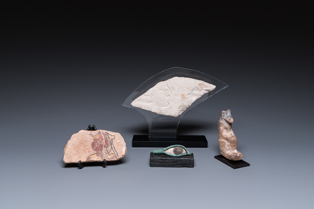Une sculpture d'Anoubis, deux fragments de sarcophages et un fragment d'un bas-relief, Egype, Basse &eacute;poque