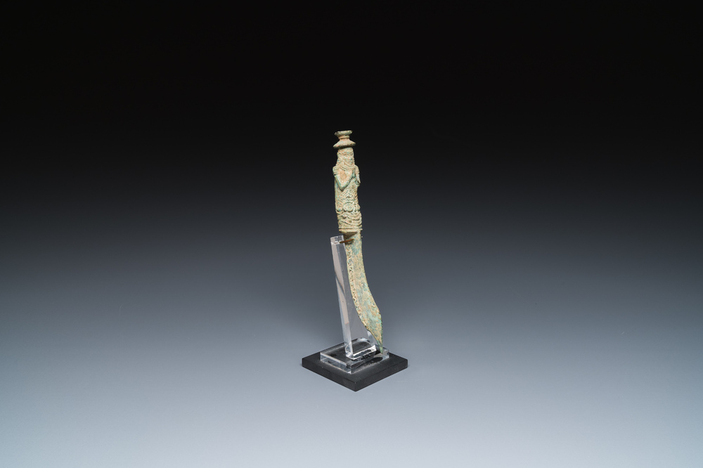 Een bronzen Khmer dolk, Cambodja, wellicht Angkor periode, 12e eeuw