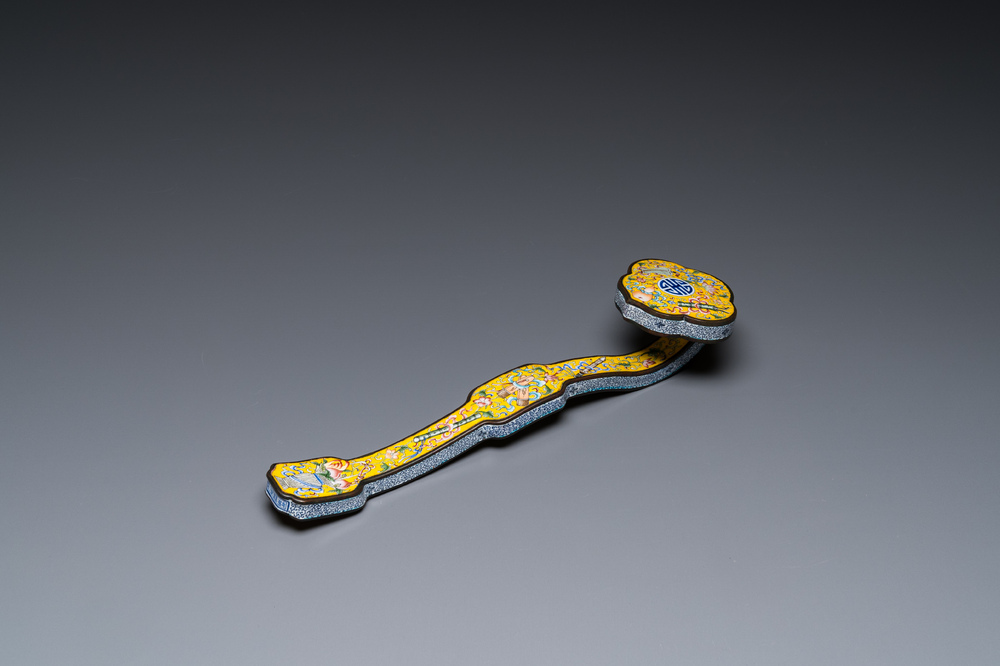 Sceptre ruyi &agrave; d&eacute;cor 'bajixiang' en &eacute;maux de P&eacute;kin &agrave; fond jaune, Chine, marque de Qianlong, 19/20&egrave;me