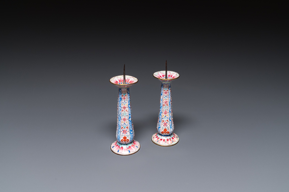 Een paar Chinese kandelaars in Canton email, Yongzheng/Qianlong