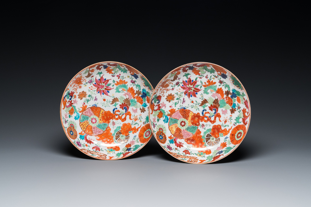 Een paar Chinese famille rose 'pseudo-tabaksbladeren' borden, Qianlong
