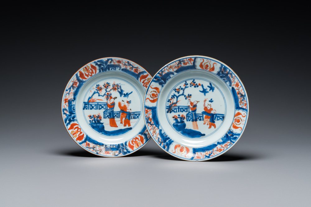 Een paar Chinese Imari-stijl borden met een dame en twee jongens in een tuin, Kangxi