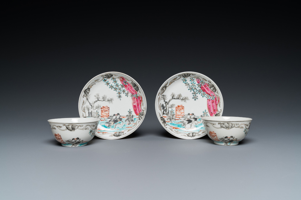 Een paar Chinese famille rose koppen en schotels met tortelduiven, Qianlong
