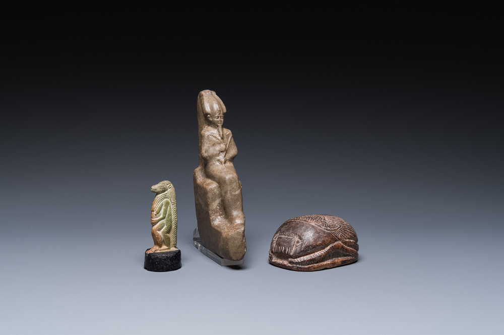 Une sculpture d'Osiris en pierre verte, une de Thot en fritte verte et une scarab&eacute;e en st&eacute;atite, Egypte, Nouvel Empire &agrave; p&eacute;riode ptol&eacute;ma&iuml;que