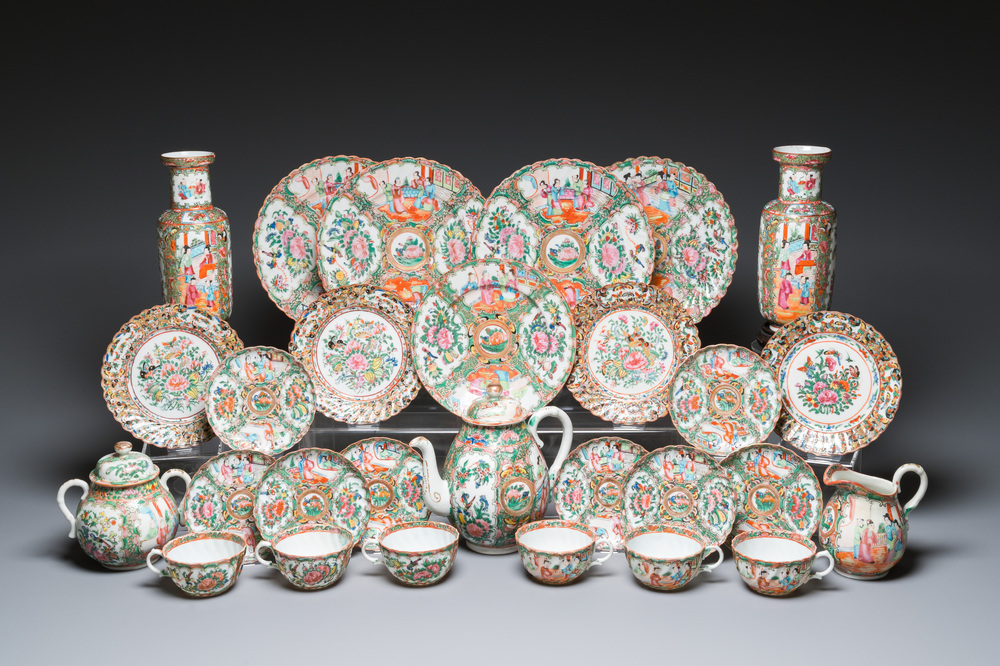 Een collectie van 28 stukken Chinees Canton famille rose porselein, 19e eeuw