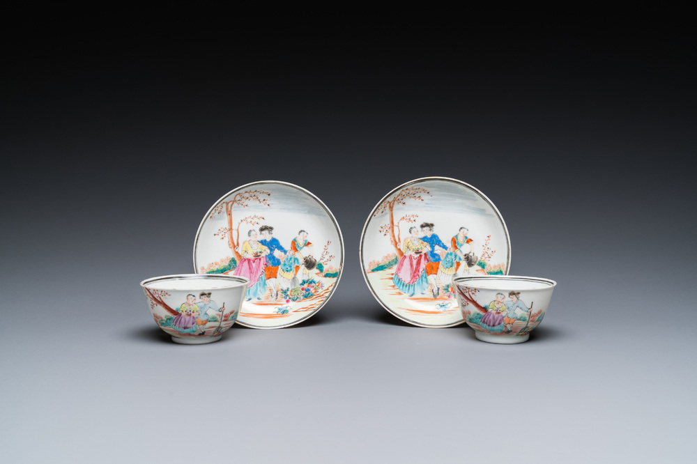 Een paar Chinese famille rose koppen en schotels met Europees decor, Qianlong