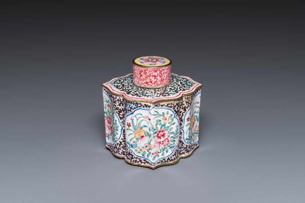 Een Chinese theebus met deksel in Canton email, Yongzheng/Qianlong