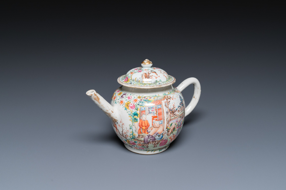 Een fijne Chinese famille rose theepot met mandarijns decor, Qianlong