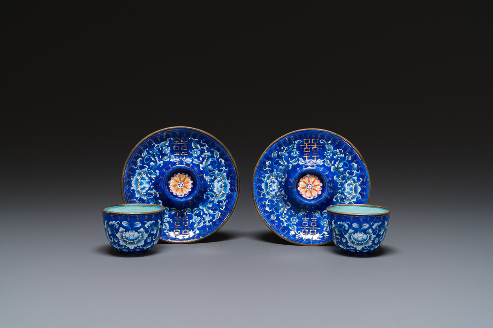 Paire de tasses sur supports de type 'trembleuse' en &eacute;maux de Canton &agrave; d&eacute;cor 'Shou', Chine, Qianlong