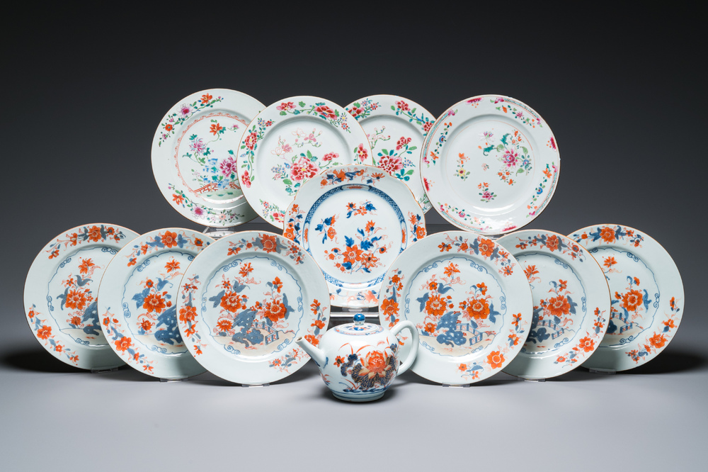Elf Chinese famille rose en Imari-stijl borden en een theepot met deksel, Kangxi/Qianlong