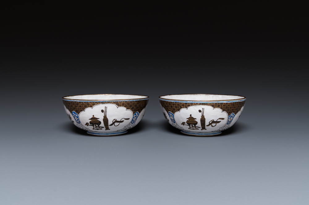 Paire de bols en &eacute;maux de Canton &agrave; d&eacute;cor d'antiquit&eacute;s, Chine, Yongzheng/Qianlong