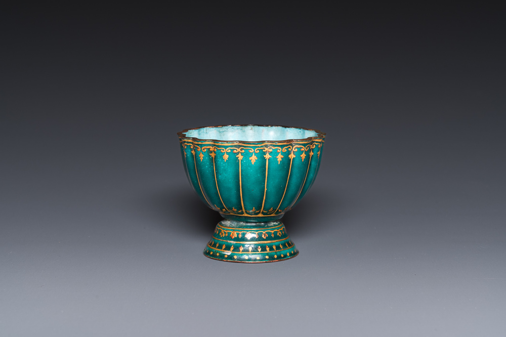 Bol de forme floral sur talon en &eacute;maux de Canton &agrave; d&eacute;cor dor&eacute; sur fond vert, Chine, ancienne coll. Harry Garner, Qianlong