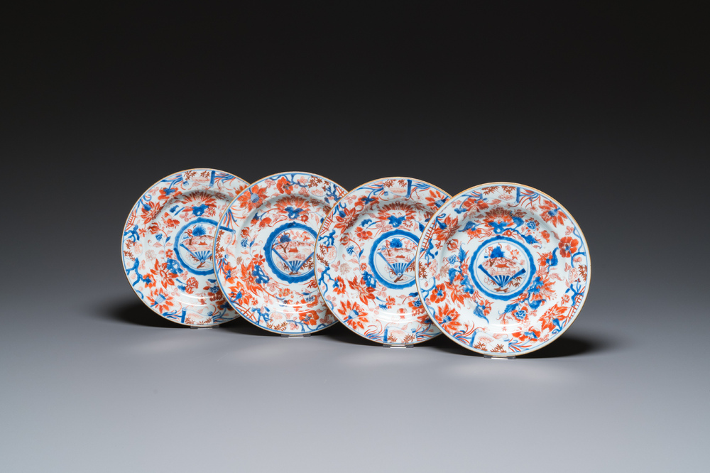 Vier Chinese Imari-stijl borden met verhoogde ziel, Kangxi
