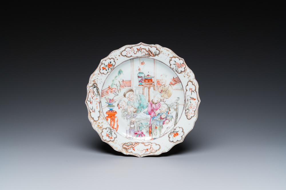 Een Chinees famille rose bord met mandarijns decor van theedrinkers, Qianlong