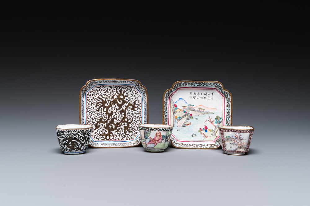 Drie Chinese koppen en twee schotels in Canton email, Qianlong