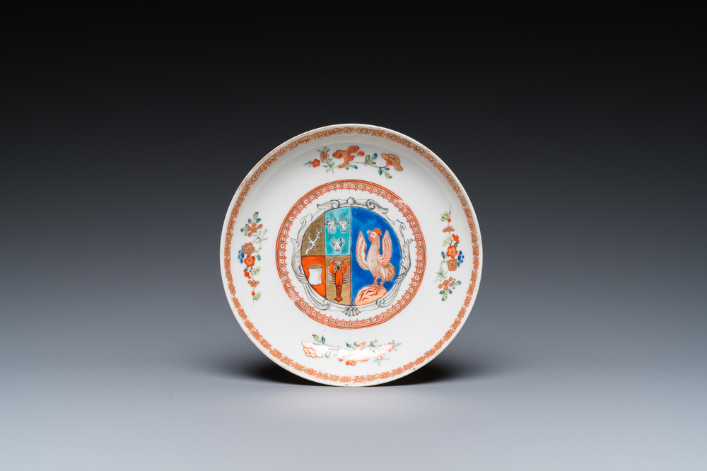 Een Chinees verte-Imari wapenbord voor de Nederlandse markt met de wapens van Scholten en Hogenberg, Yongzheng
