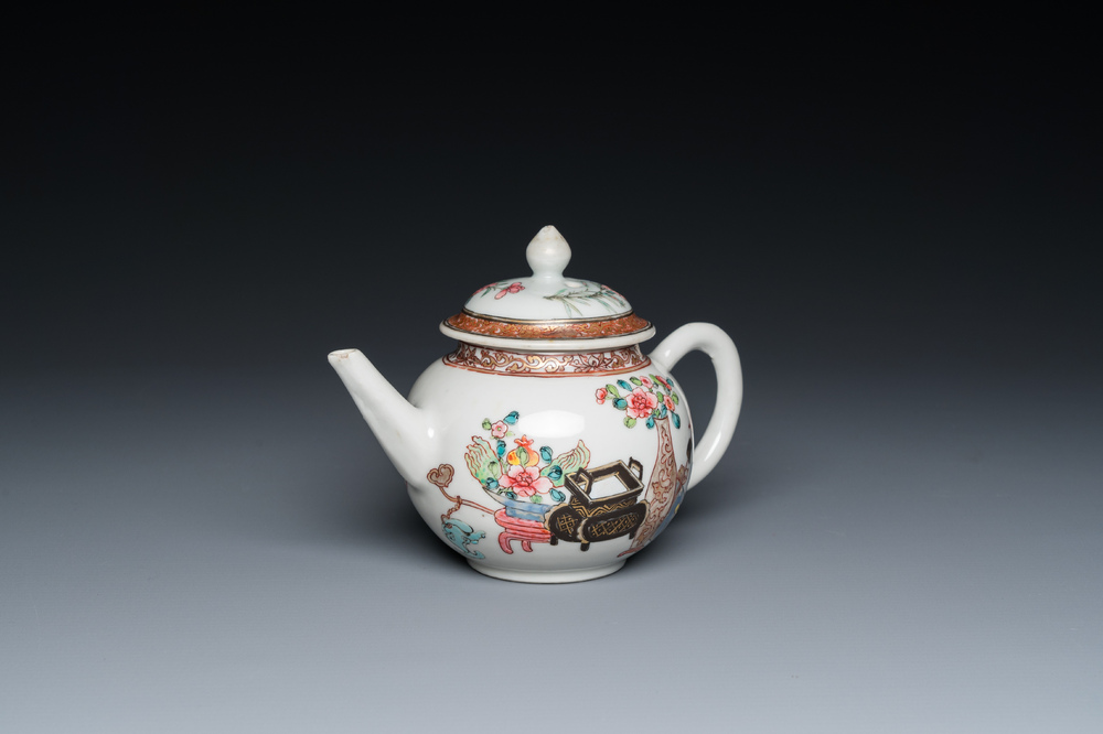 Th&eacute;i&egrave;re couverte en porcelaine de Chine famille rose &agrave; d&eacute;cor d'antiquit&eacute;s, Yongzheng