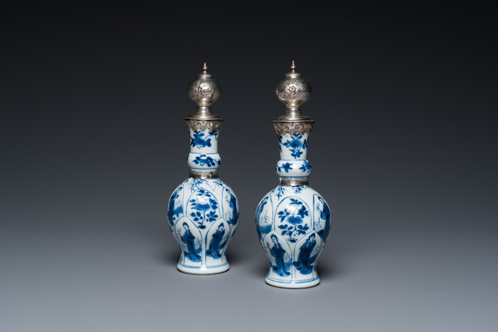 Paire de vases en porcelaine de Chine en bleu et blanc aux montures en argent hollandais, Kangxi