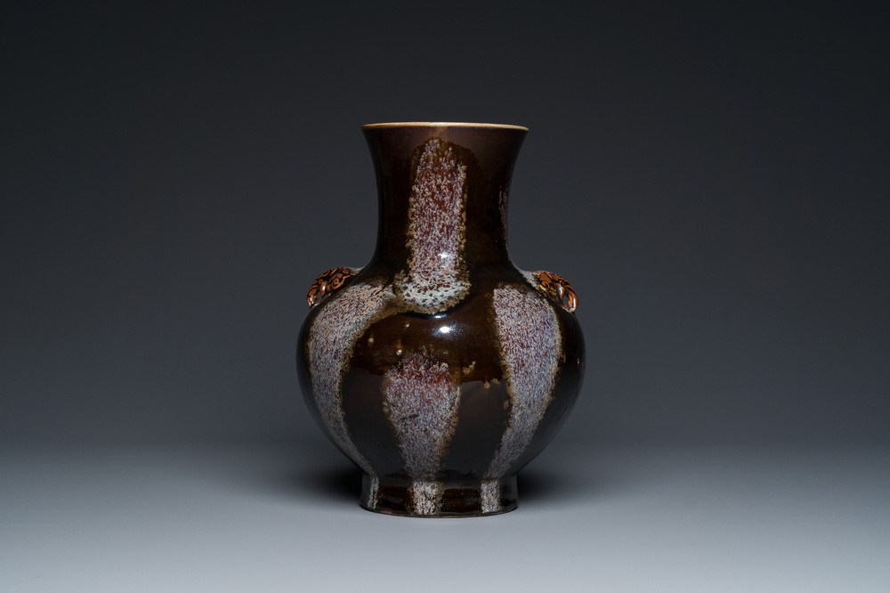 Vase de forme 'hu' en porcelaine de Chine &agrave; &eacute;mail brun-flamb&eacute;, marque de Kangxi, 19&egrave;me