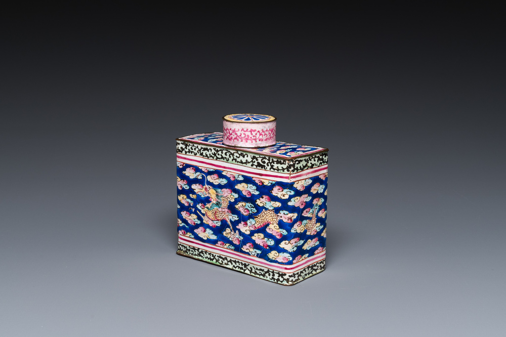 Een Chinese rechthoekige theebus met deksel in Canton email, Qianlong