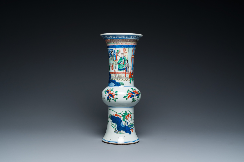 Vase de forme 'gu' en porcelaine de Chine wucai &agrave; d&eacute;cor narratif, 19&egrave;me