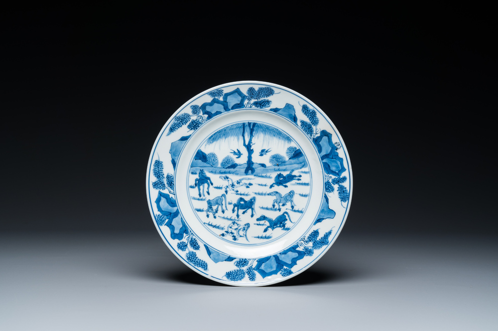 Een Chinees blauw-wit 'Acht paarden van Mu Wang' bord, Kangxi