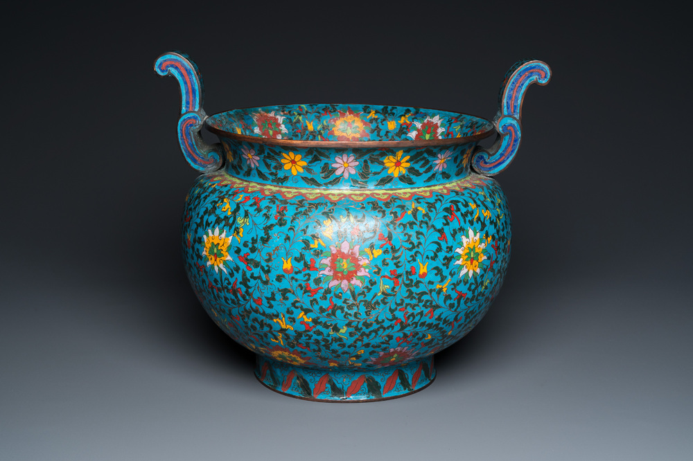 Een grote Chinese cloisonn&eacute; jardini&egrave;re, Ming merk, 19e eeuw