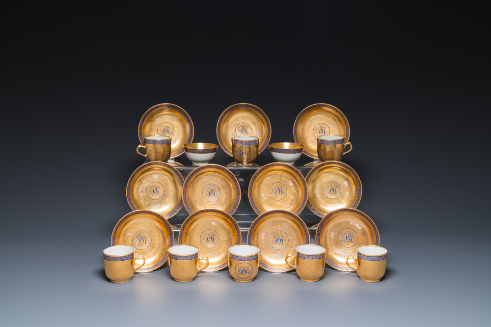 Onze soucoupes et dix tasses en porcelaine de Chine monogramm&eacute;es 'PM' sur fond dor&eacute;, Yongzheng/Qianlong