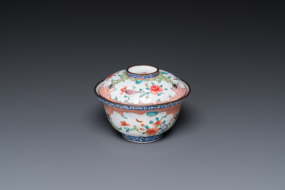 Een Chinese dekselkom met bloemen en vlinders in Canton email, Yongzheng/Qianlong