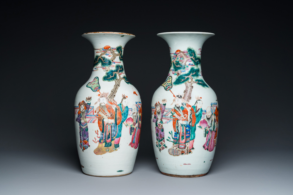 Paire de vases en porcelaine de Chine famille rose &agrave; d&eacute;cor des 'Sanxing', 19&egrave;me