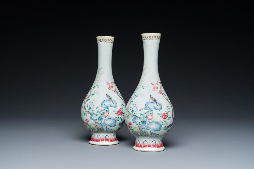 Een paar Chinese flesvormige famille rose vazen, Jiaqing