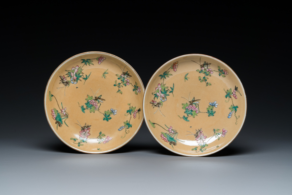 Paire de coupes en porcelaine de Chine famille rose &agrave; d&eacute;cor de sauterelles sur fond caf&eacute; au lait, marque et &eacute;poque de Daoguang