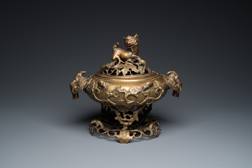 Een grote opengewerkte Chinese bronzen gedekselde wierookbrander op sokkel, 19e eeuw