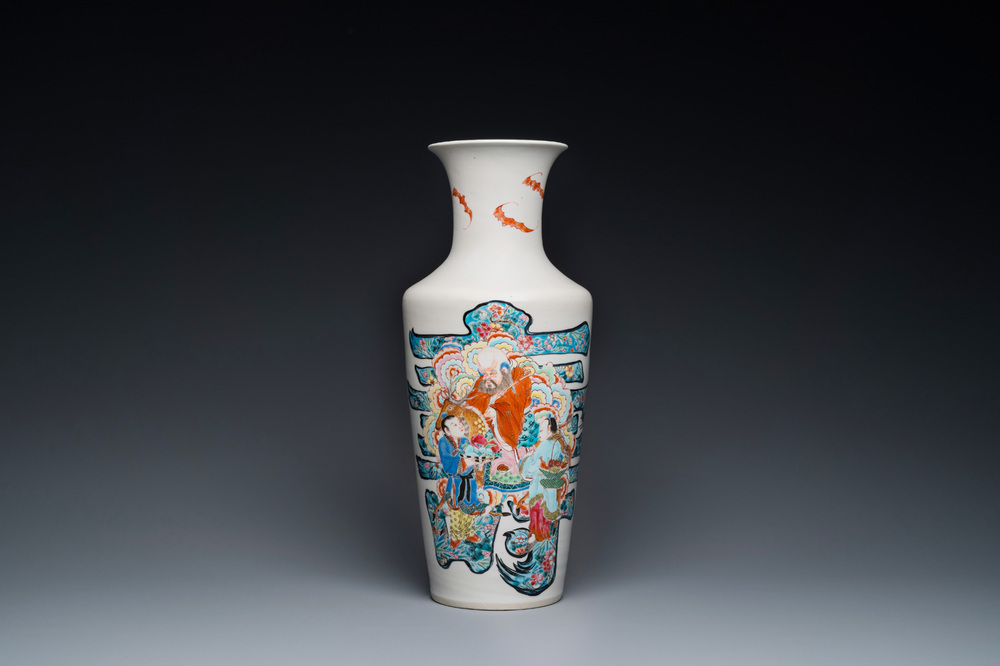 Een Chinese famille rose rouleau vaas met Shou Lao, Yongzheng