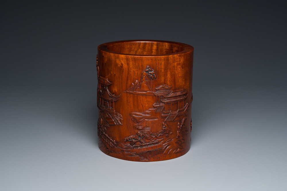 Grand pot &agrave; pinceaux en bois de huali &agrave; d&eacute;cor de lettr&eacute;s dans un paysage, 20&egrave;me