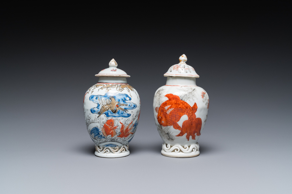 Twee Chinese blauw-witte en ijzerrode theebussen met karpers, Yongzheng