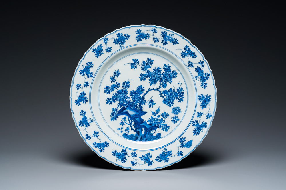 Een Chinese blauw-witte schotel met floraal decor, Kangxi merk en periode