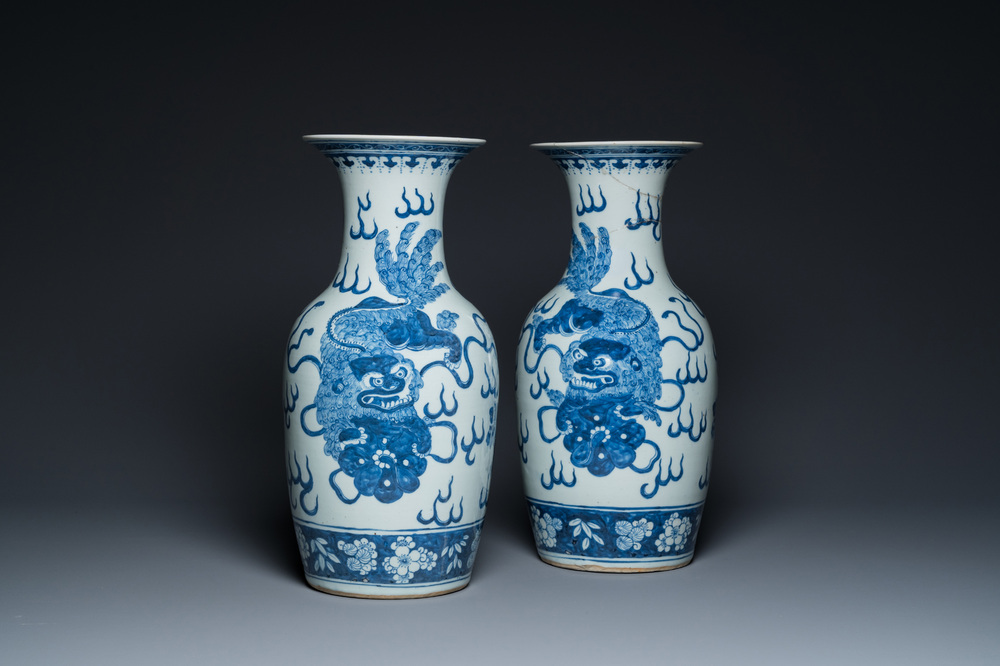 Een paar Chinese blauw-witte vazen met boeddhistische leeuwen, 19e eeuw