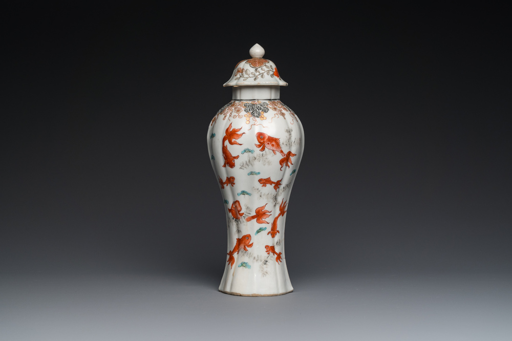 Een Chinese ijzerrode en grisaille dekselvaas met goudvissen, Yongzheng
