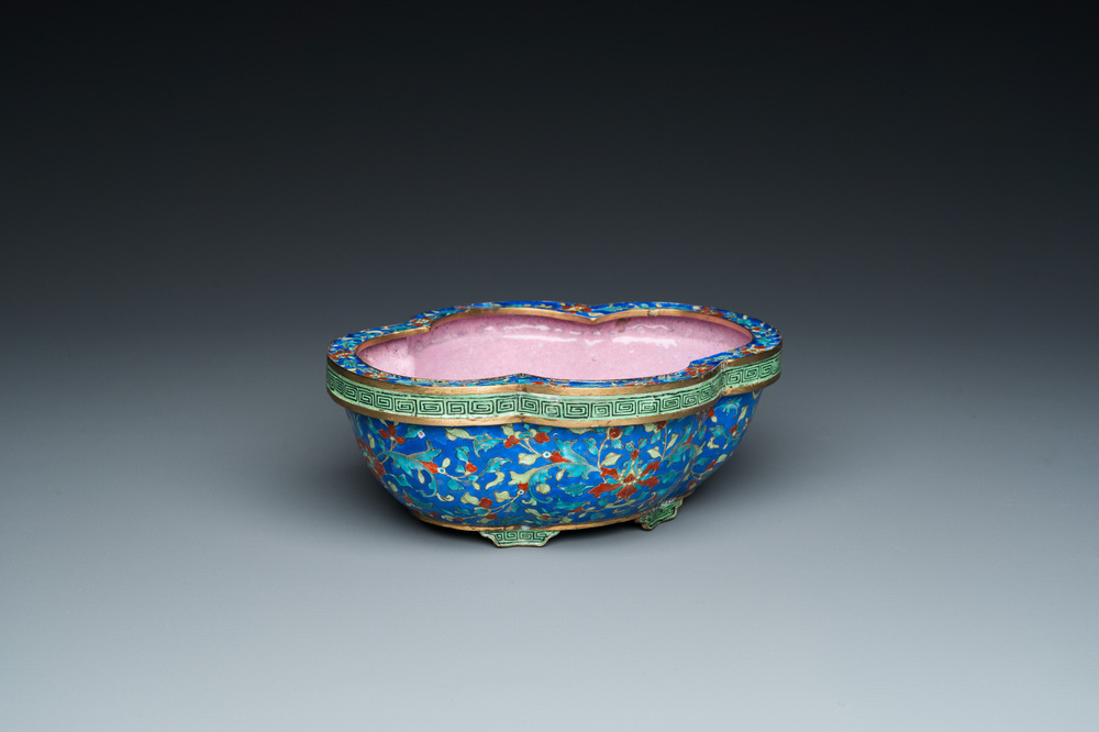 Jardini&egrave;re en &eacute;maux de Canton &agrave; fond bleu, Chine, Qianlong