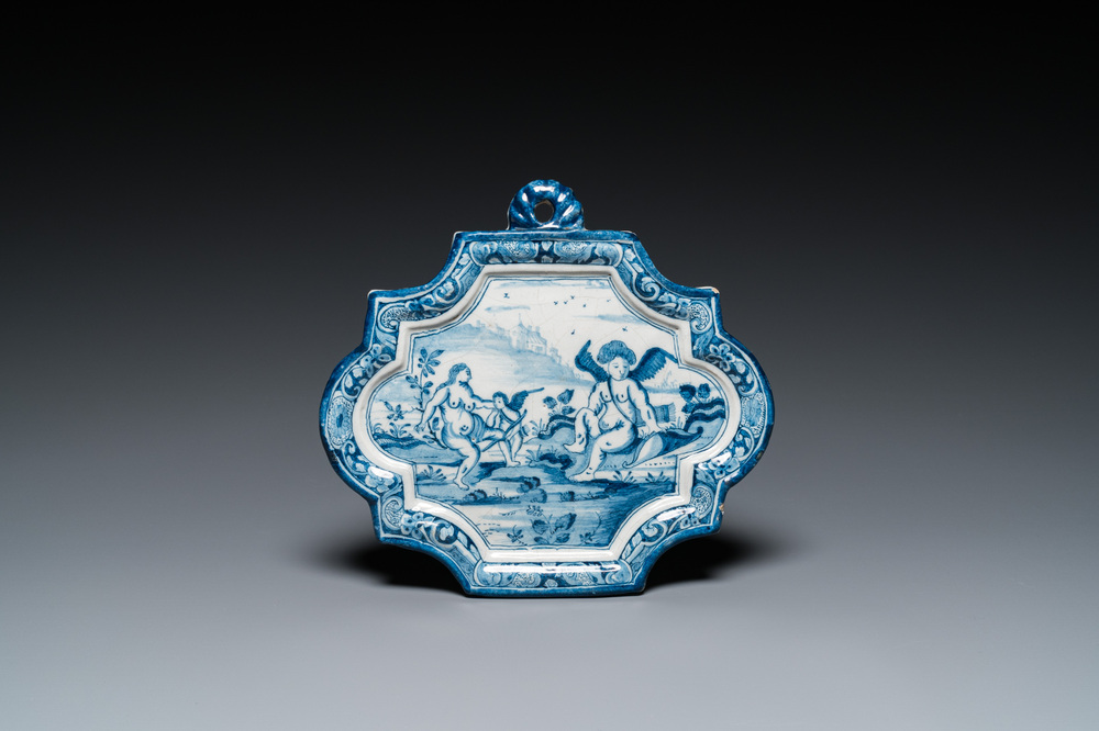 Plaque en fa&iuml;ence de Delft en bleu et blanc &agrave; d&eacute;cor d'Amour et Psych&eacute;, 18&egrave;me