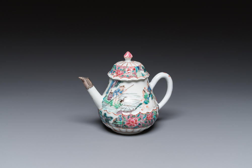 Een Chinese famille rose theepot met vissers, Yongzheng