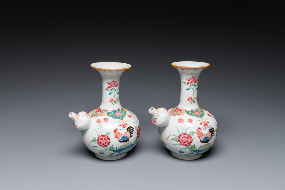 Een paar Chinese famille rose kendi met hanen, Qianlong