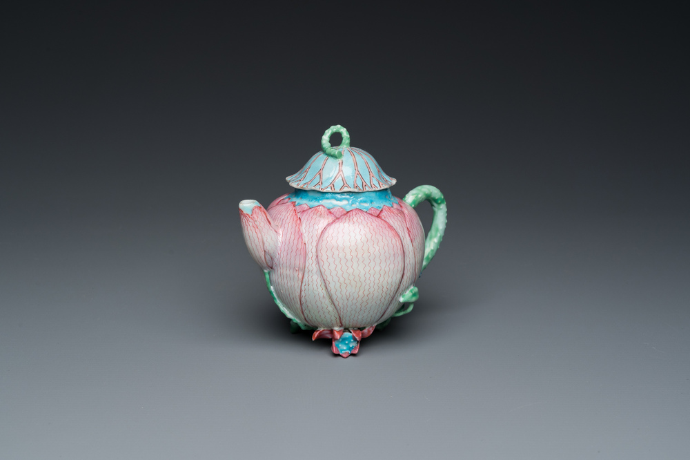 Een Chinese famille rose 'lotus' theepot met deksel, Yongzheng