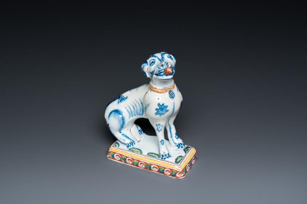 Un chien assis sur son base en fa&iuml;ence polychrome de Delft, 18&egrave;me