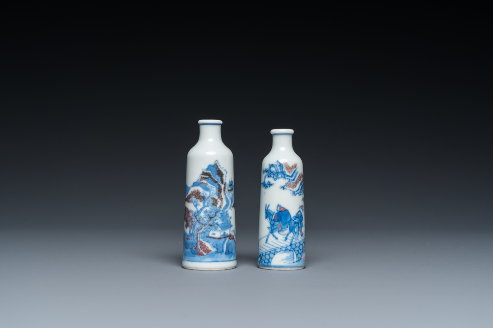 Twee Chinese blauw-witte en koperrode snuifflessen, 19e eeuw