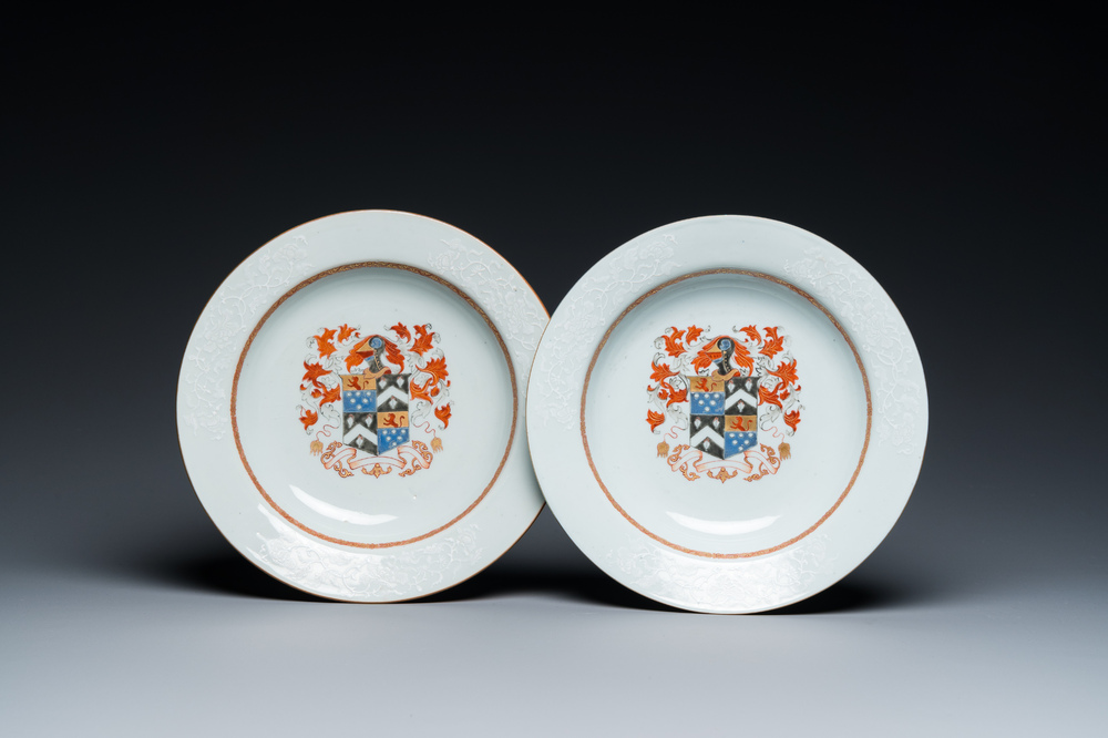 Een paar Chinese wapenborden met bianco-sopra-bianco randen, Qianlong