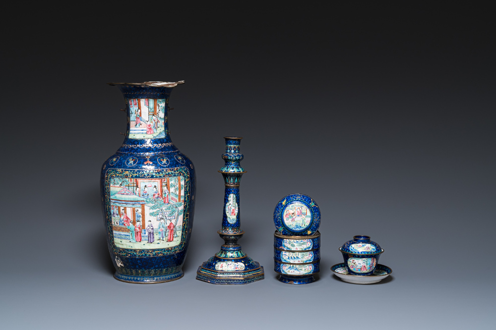Vier stukken Chinees Canton email met blauwe fondkleur, Qianlong/Jiaqing